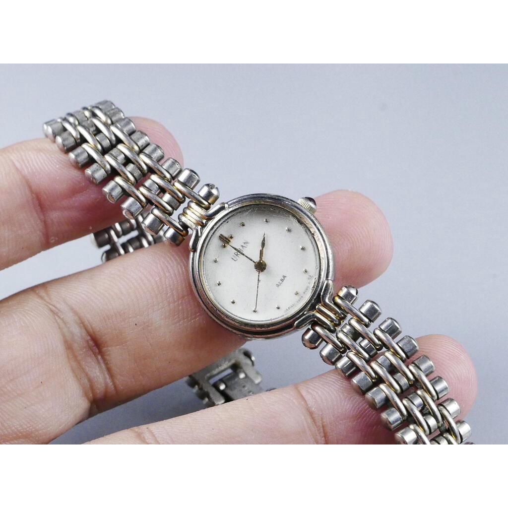 นาฬิกา Vintage มือสองญี่ปุ่น ALBA URBAN V233 0770 QUARTZ ผู้หญิง ทรงกลม กรอบเงิน หน้าขาว หน้าปัด 22ม