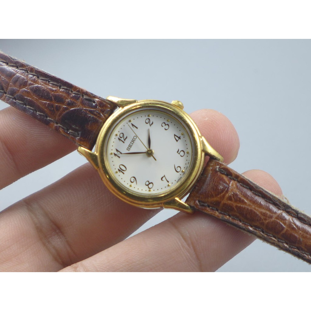 นาฬิกา Vintage มือสองญี่ปุ่น Seiko 7N01 6880 หน้าปัดสีขาว ผู้หญิง Quartz ทรงกลม 26mm