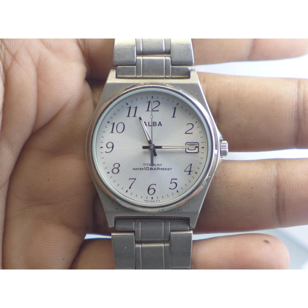 นาฬิกา Vintage มือสองญี่ปุ่น ALBA VX42 0AJ4 QUARTZ ผู้ชาย ทรงกลม กรอบเงิน หน้าขาว สายTitaniumแท้37mm
