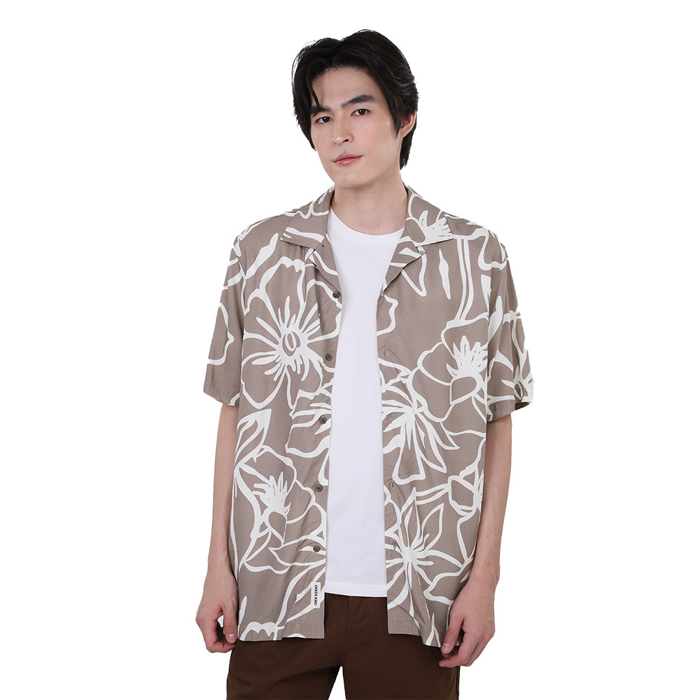 John Henry เสื้อเชิ้ตผู้ชายแขนสั้น ทรงใส่สบาย รุ่น JH S226MSSRL13 - สีกากี