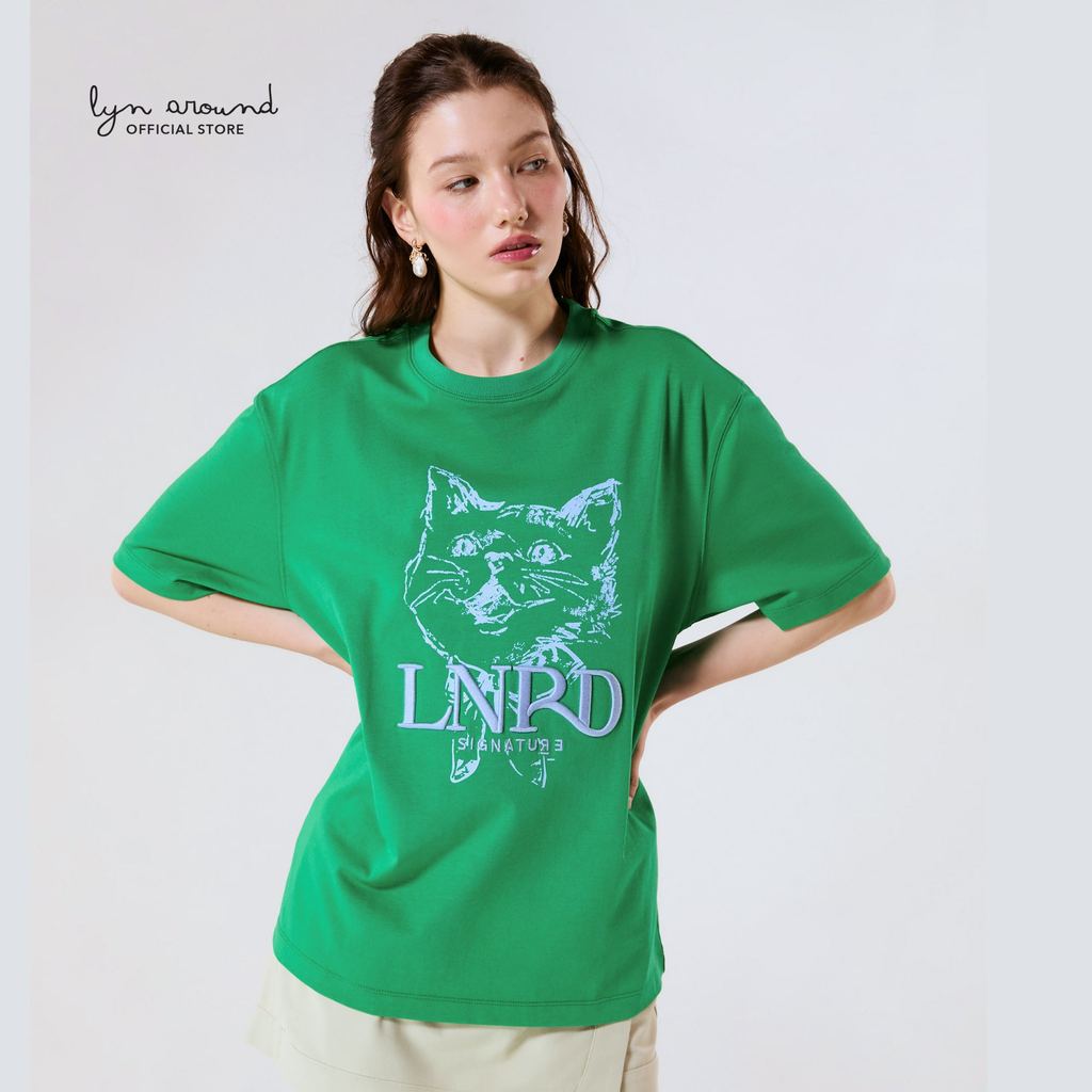 Lyn around - เสื้อยืดโอเวอร์ไซส์โลโก้พิมพ์ลายแมว Tabby คอลเลกชัน LNRD Signature (A26SGWB068)