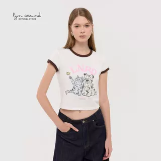 Lyn around - เสื้อยืดครอปแขนสั้นพิมพ์ลาย คอลเลกชัน LNRD Signature (A26FGWA185)