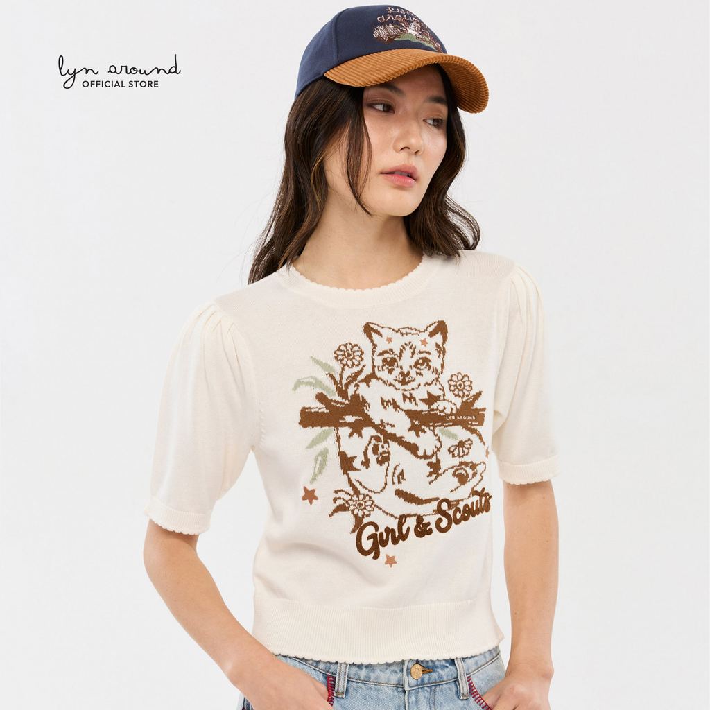 Lyn around - เสื้อนิตแขนสั้นปักลายแมว คอลเลกชัน Camp Diary (A26SGWA108)