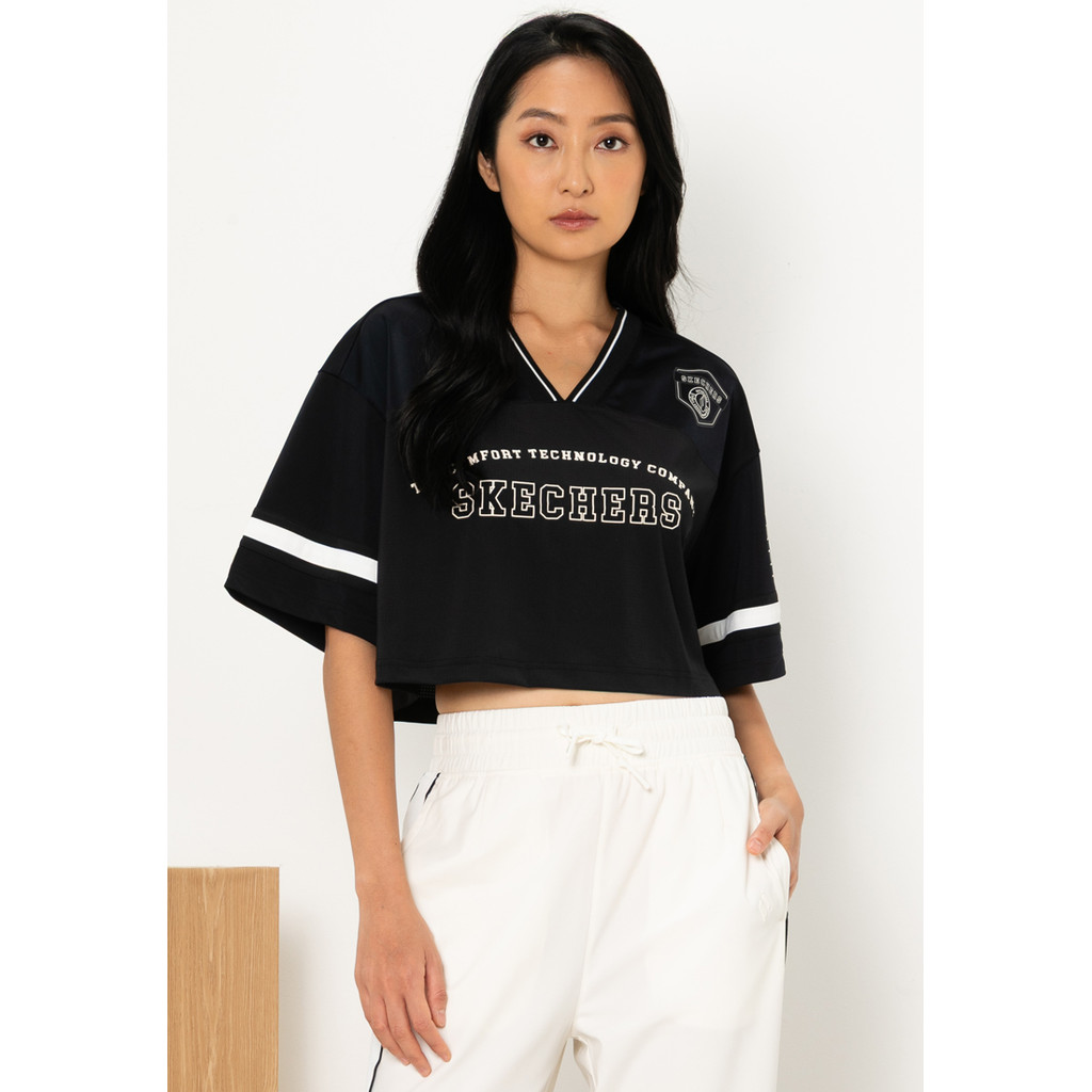 Skechers สเก็ตเชอร์ส เสื้อครอปบาสเกตบอลผู้หญิงแขนสั้น Women Basketball Culture V Neck Crop Top - SL325W435-0018