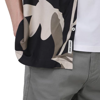 John Henry เสื้อเชิ้ตผู้ชายแขนสั้น ทรงใส่สบาย รุ่น JH S226MSSRL04 - สีดำ