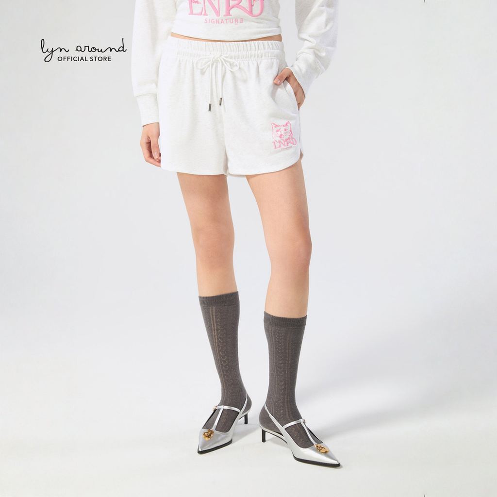 Lyn around - กางเกงขาสั้น พิมพ์ลาย ปักโลโก้ คอลเลกชัน LNRD Signature (A26CGWA189)