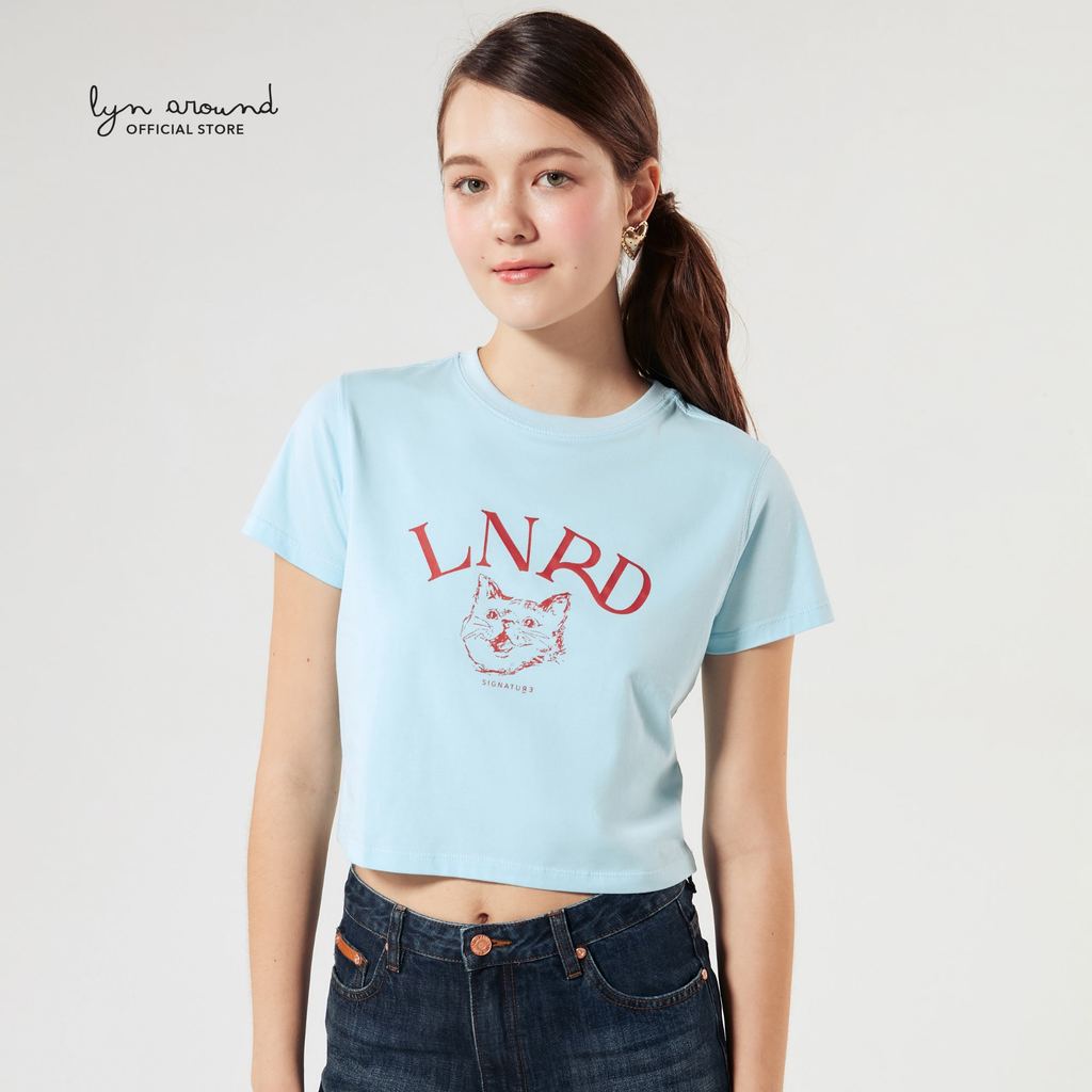 Lyn around - เสื้อครอปแขนสั้น พิมพ์ลายแมวและโลโก้ คอลเลกชัน LNRD Signature (A26CGWB073)