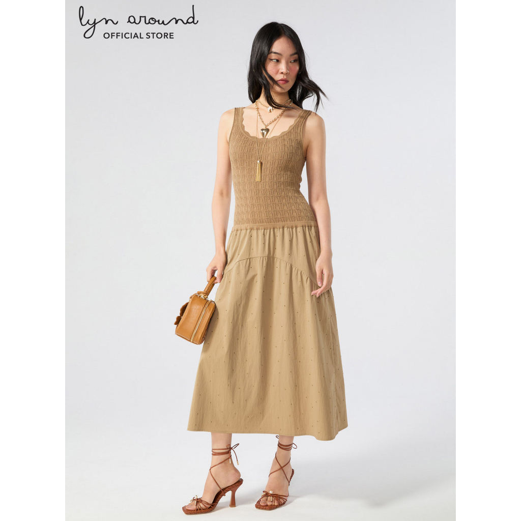 Lyn around - เดรสยาวผ้านิตกระโปรงระบาย คอลเลกชัน Blossom Elegance (A26CGWB013)