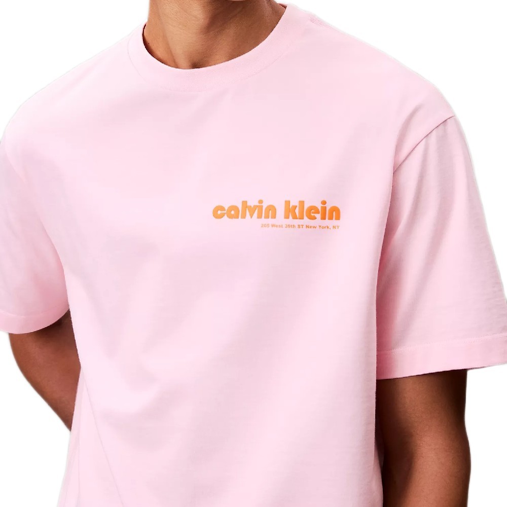 CALVIN KLEIN เสื้อยืดคอกลมแขนสั้นผู้ชาย ทรง Relaxed รุ่น 4RC829G TFS-สี Blush Pink - รูปที่ 2