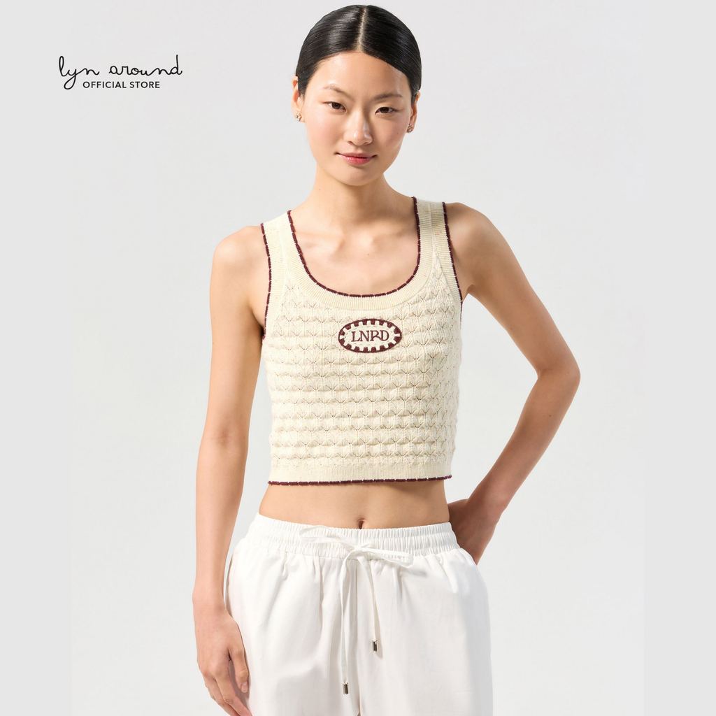 Lyn around - เสื้อครอปโครเชต์ปักโลโก้ คอลเลกชัน Oasis (A26SGWB050)