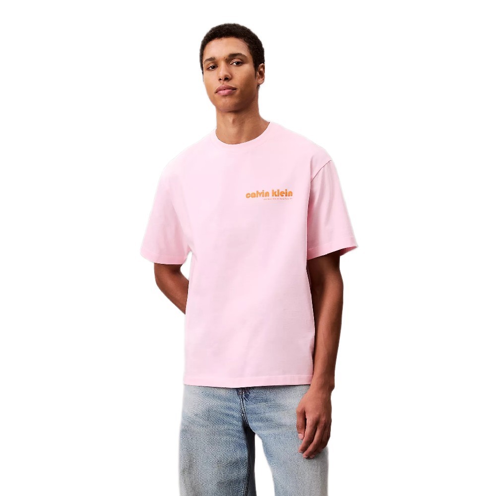 CALVIN KLEIN เสื้อยืดคอกลมแขนสั้นผู้ชาย ทรง Relaxed รุ่น 4RC829G TFS-สี Blush Pink - รูปที่ 4