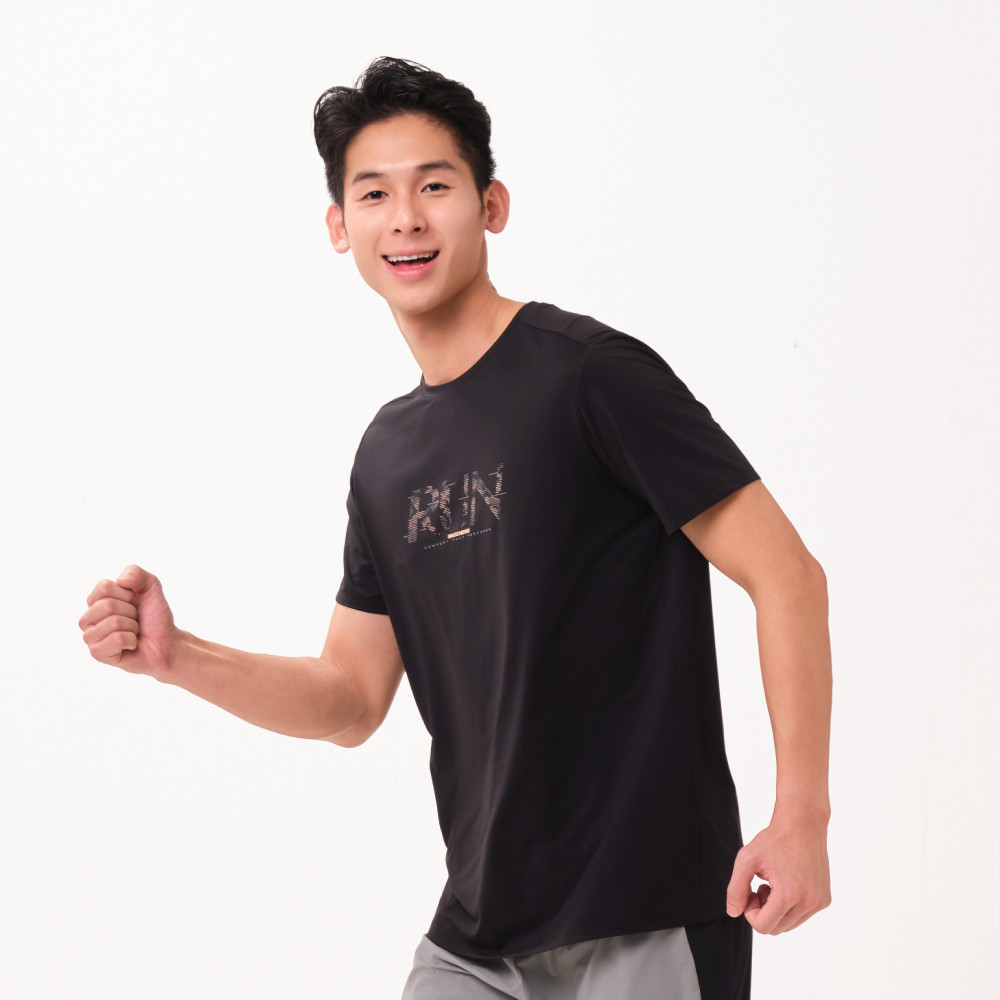 Skechers สเก็ตเชอร์ส เสื้อยืดแขนสั้นผู้ชาย Men Running Performance Short Sleeve Tee - SP226M127-0018 (latest) — صورة 3