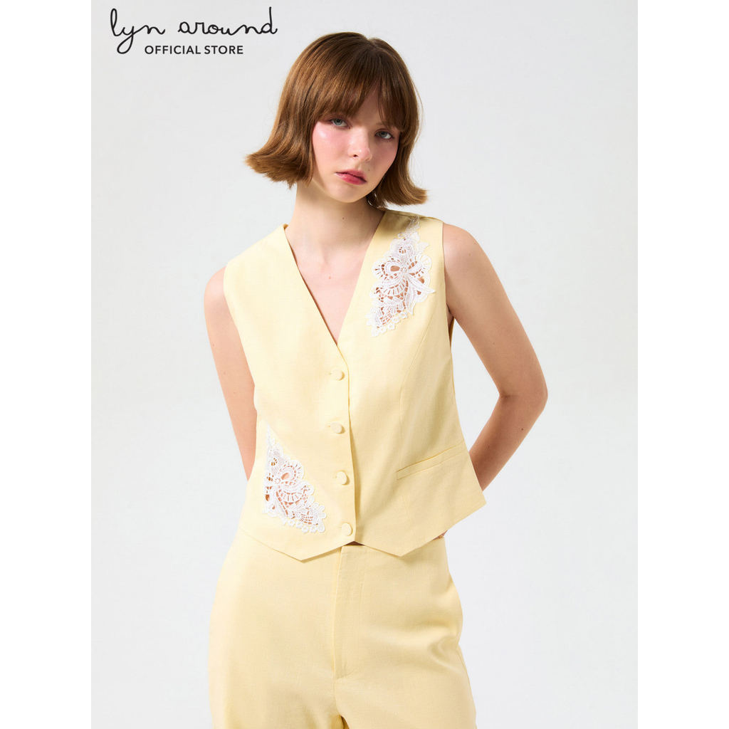 Lyn around - เสื้อกั๊กแต่งพาแนลผ้าลูกไม้ คอลเลกชัน Rosewood Fleur (A26CGWC047)