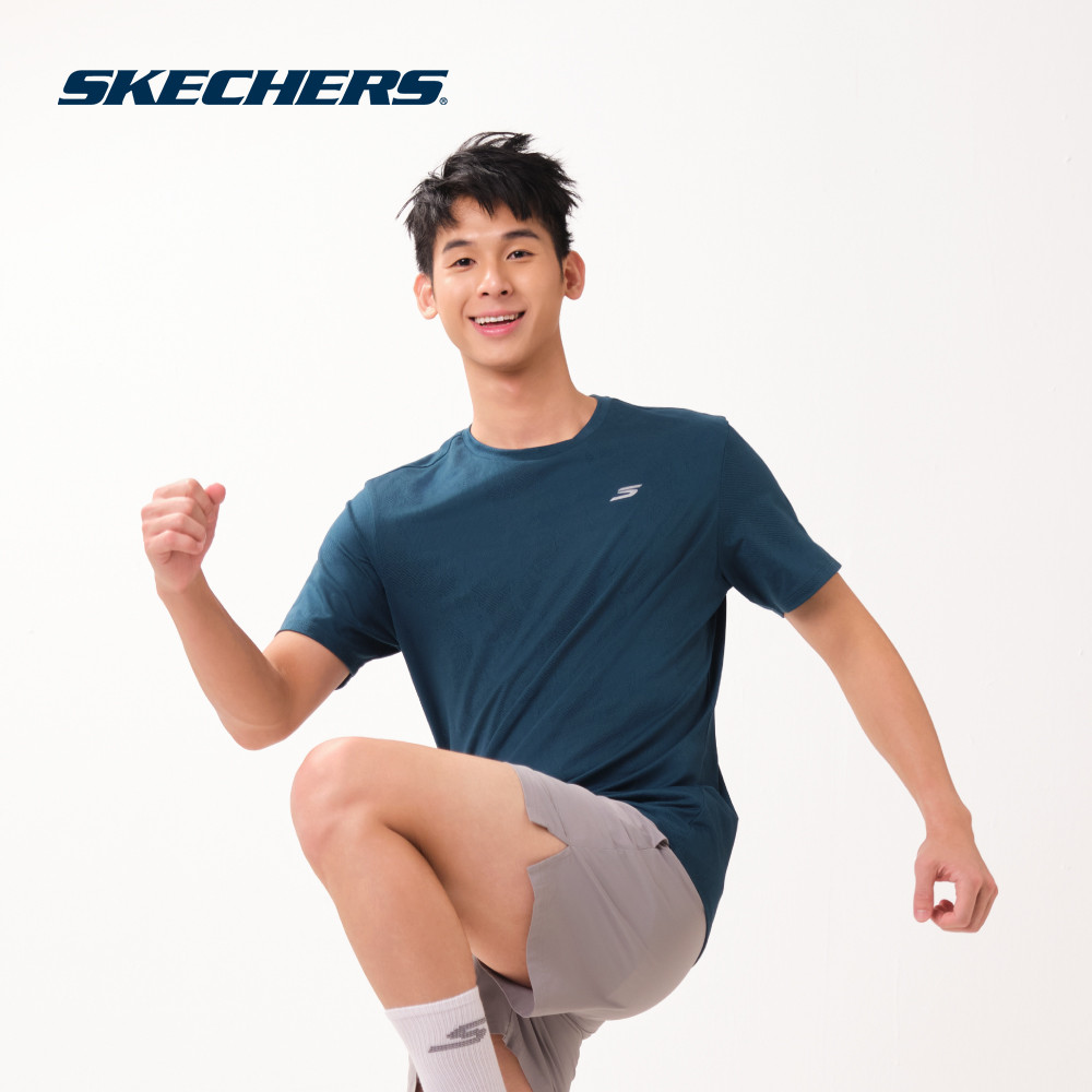 Skechers สเก็ตเชอร์ส เสื้อยืดแขนสั้นผู้ชาย Men Walking Performance Short Sleeve Tee - SP226M130-006U (latest)