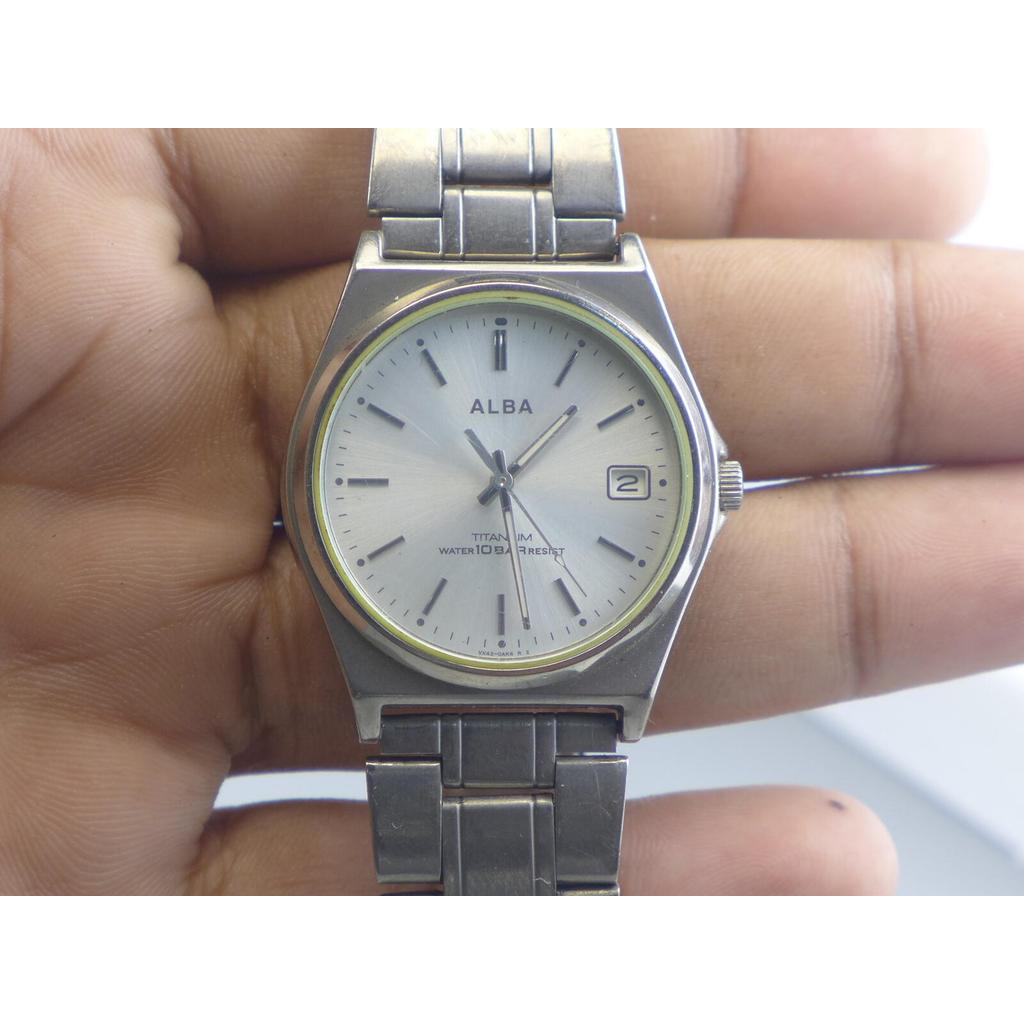 นาฬิกา Vintage มือสองญี่ปุ่น ALBA VX42 0AE0 QUARTZ ผู้ชาย ทรงกลม กรอบเงิน หน้าเทา สายTitaniumแท้37mm