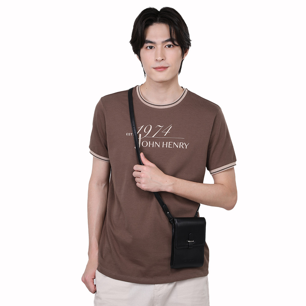 John Henry เสื้อยืดผู้ชาย ทรงเข้ารูป รุ่น JH S226MTSSM07 - สีน้ำตาล
