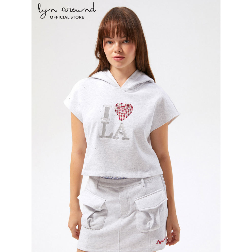 Lyn around - เสื้อฮู้ดแขนกุดแต่งคริสตัลฮอตฟิกซ์ คอลเลกชัน Miracle Voyard (A26CGWA044)