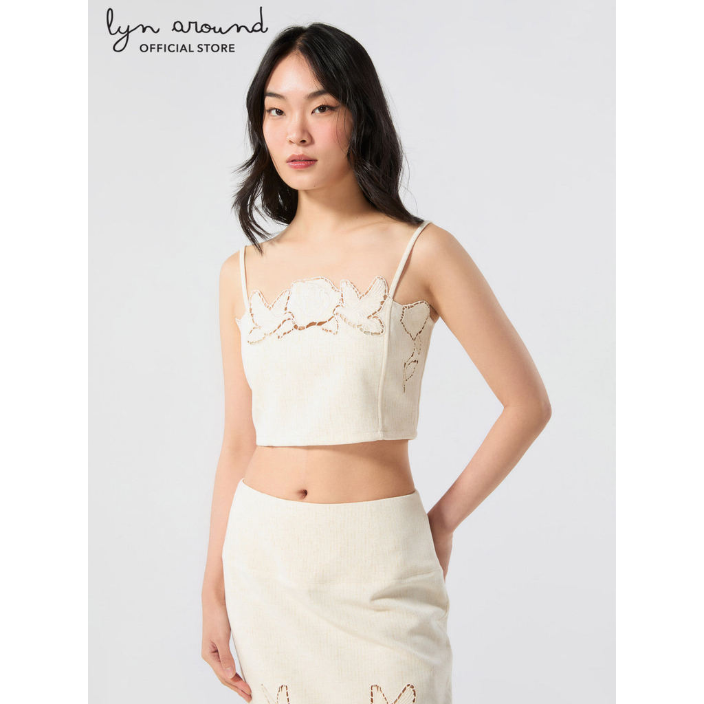 Lyn around - เสื้อครอปสายเดี่ยวฉลุลายดอกกุหลาบ คอลเลกชัน Rosewood Fleur (A26CGWA129)