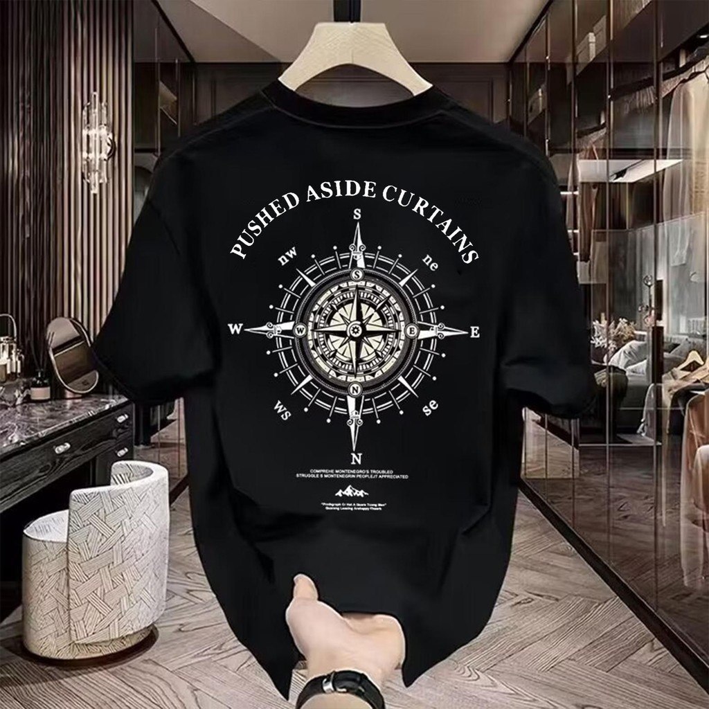 [พร้อมส่ง] เสื้อยืดผู้ชาย ลายเข็มทิศ ลายตัวหนังสือภาษาอังกฤษ สไตล์อเมริกันวินเทจ เสื้อคอกลมสีดำ Oversize
