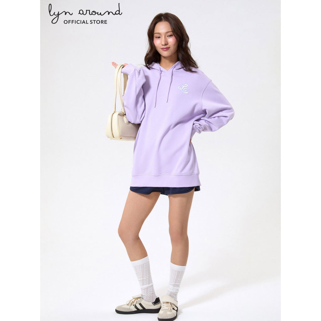 Lyn around - เสื้อพูลโอเวอร์แต่งฮู้ดปักโลโก้ คอลเลกชัน LA x New Era (A26CGWA205)