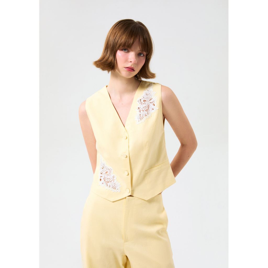 Lyn around – เสื้อกั๊กแต่งพาแนลผ้าลูกไม้ คอลเลกชัน Rosewood Fleur (A26CGWC047) ราคา ถูกที่สุด โปรบีเคเค