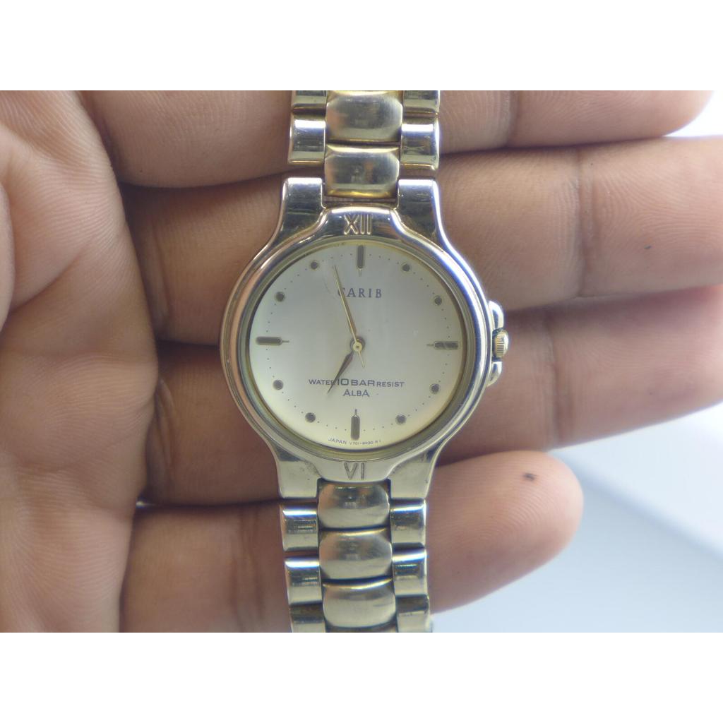 นาฬิกา Vintage มือสองญี่ปุ่น ALBA CARIB V701 6030 QUARTZ ผู้ชาย ทรงกลม กรอบทอง หน้าขาว BASE METAL G3