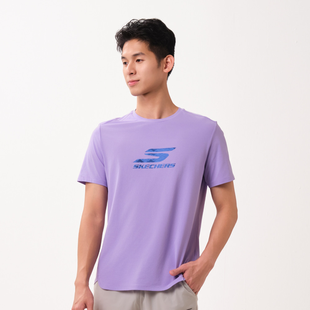 Skechers สเก็ตเชอร์ส เสื้อยืดแขนสั้นผู้ชาย Men Walking Performance Short Sleeve Tee - SP126M114-00P0 — صورة 2