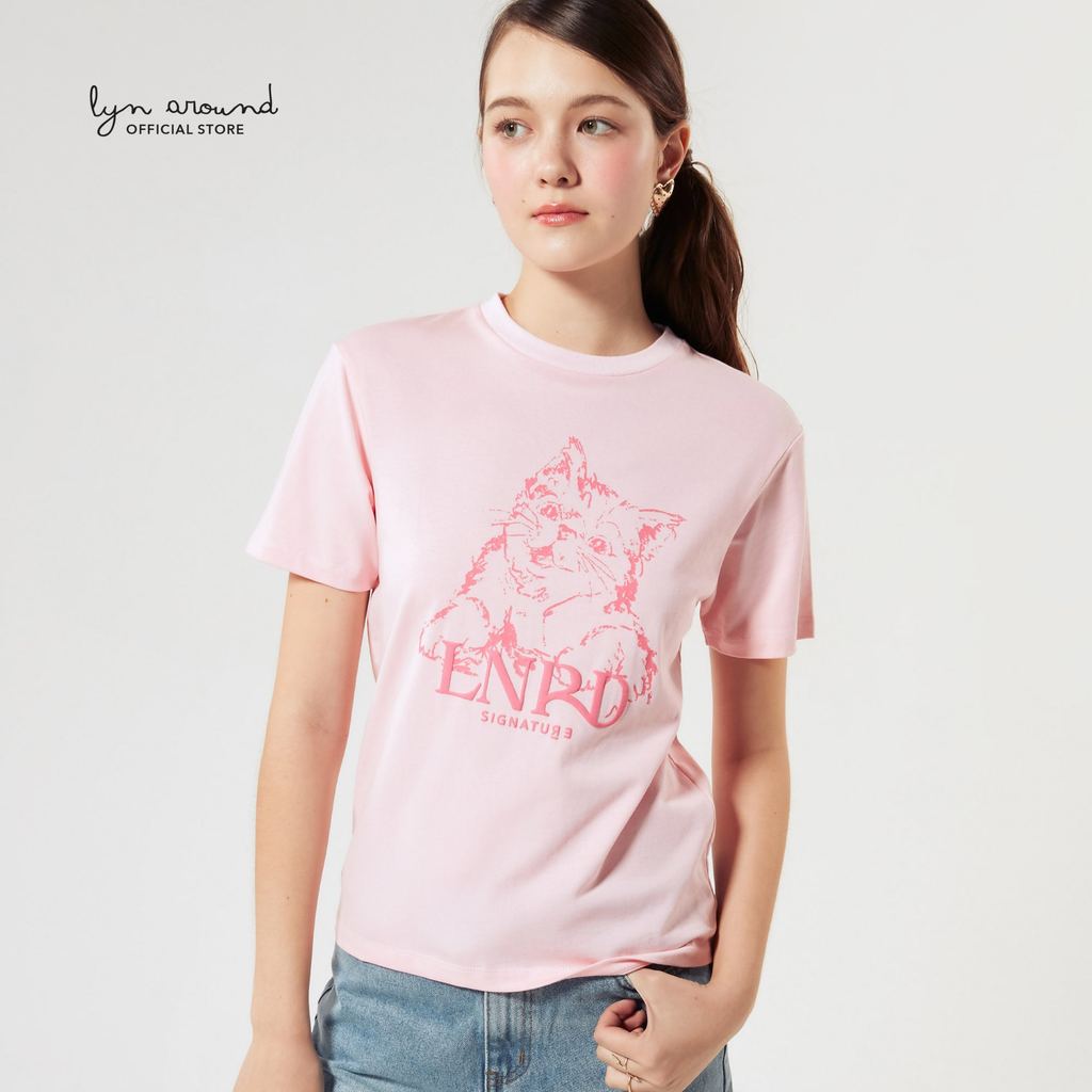 Lyn around - เสื้อยืดทรงสลิม พิมพ์ลายแมวและโลโก้ คอลเลกชัน LNRD Signature (A26CGWB075)
