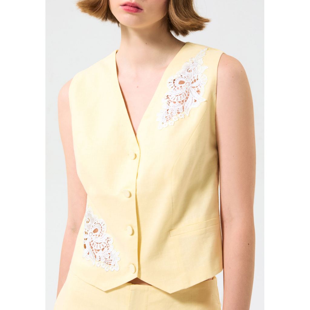 Lyn around – เสื้อกั๊กแต่งพาแนลผ้าลูกไม้ คอลเลกชัน Rosewood Fleur (A26CGWC047) ราคา ถูกที่สุด โปรบีเคเค แกลเลอรีภาพที่ 4
