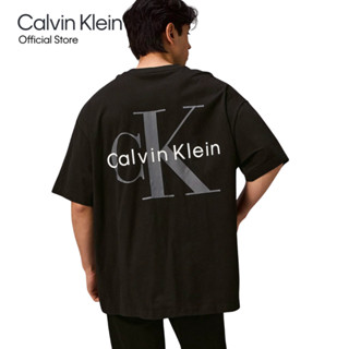 CALVIN KLEIN เสื้อยืดคอกลมแขนสั้นผู้ชาย CK Monogram Logo ทรง…