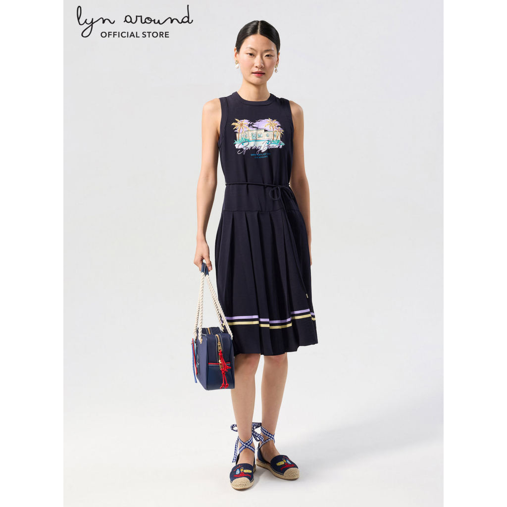 Lyn around - เดรสคลุมเข่าพิมพ์ลายกระโปรงอัดพลีท คอลเลกชัน Palm Spring (A26SGWB012)