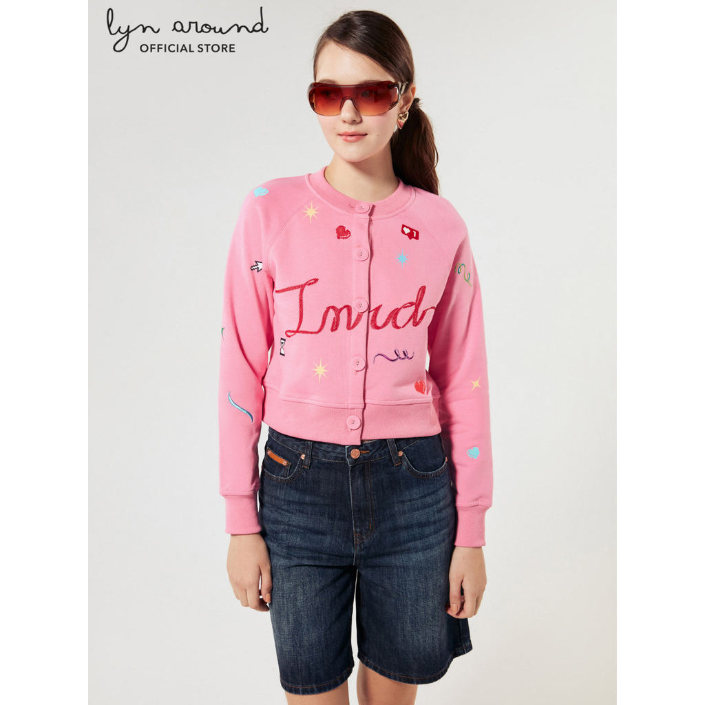 Lyn around - เสื้อแจ็คเก็ตครอปแขนยาวปักลาย คอลเลกชัน Miracle Voyard (A26CGWA023)