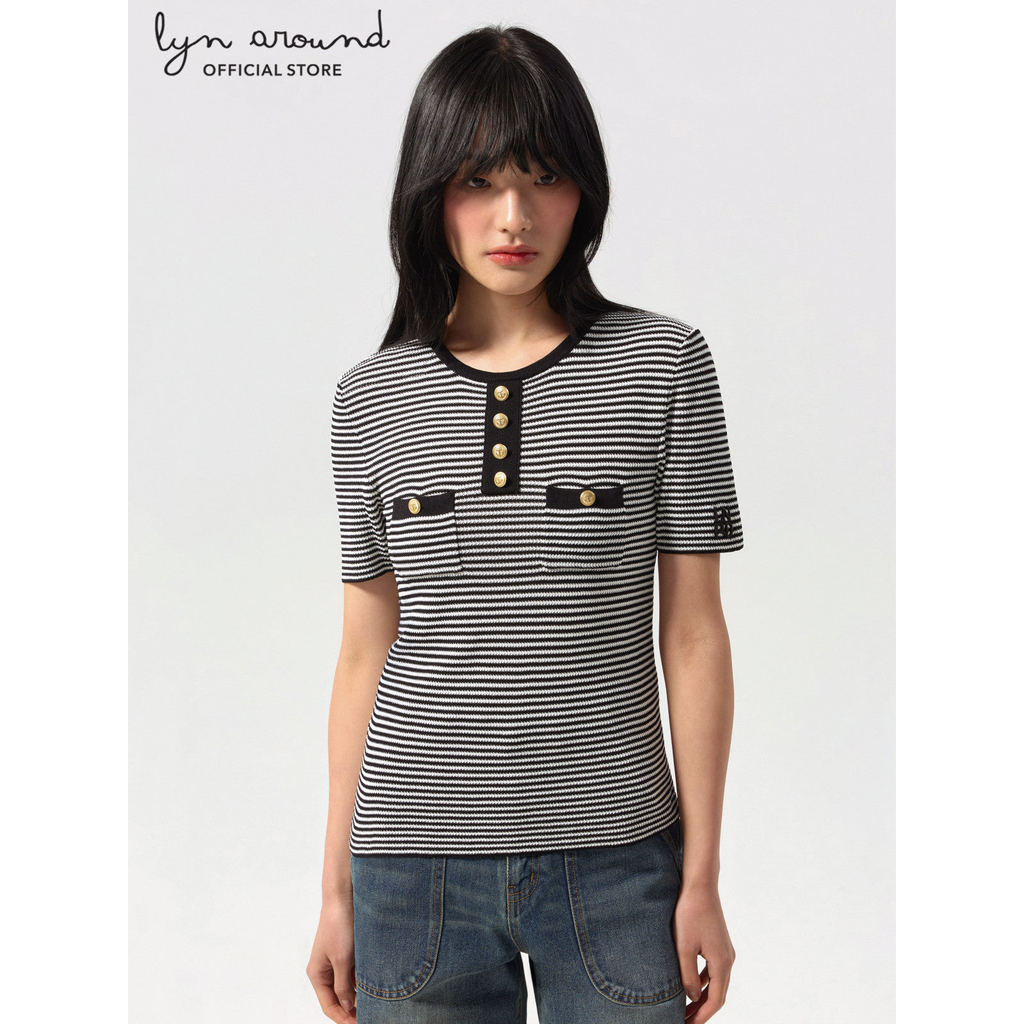 Lyn around - เสื้อยืดแขนสั้นผ้านิตแต่งกระดุม คอลเลกชัน California Calling (A26SGWA125)