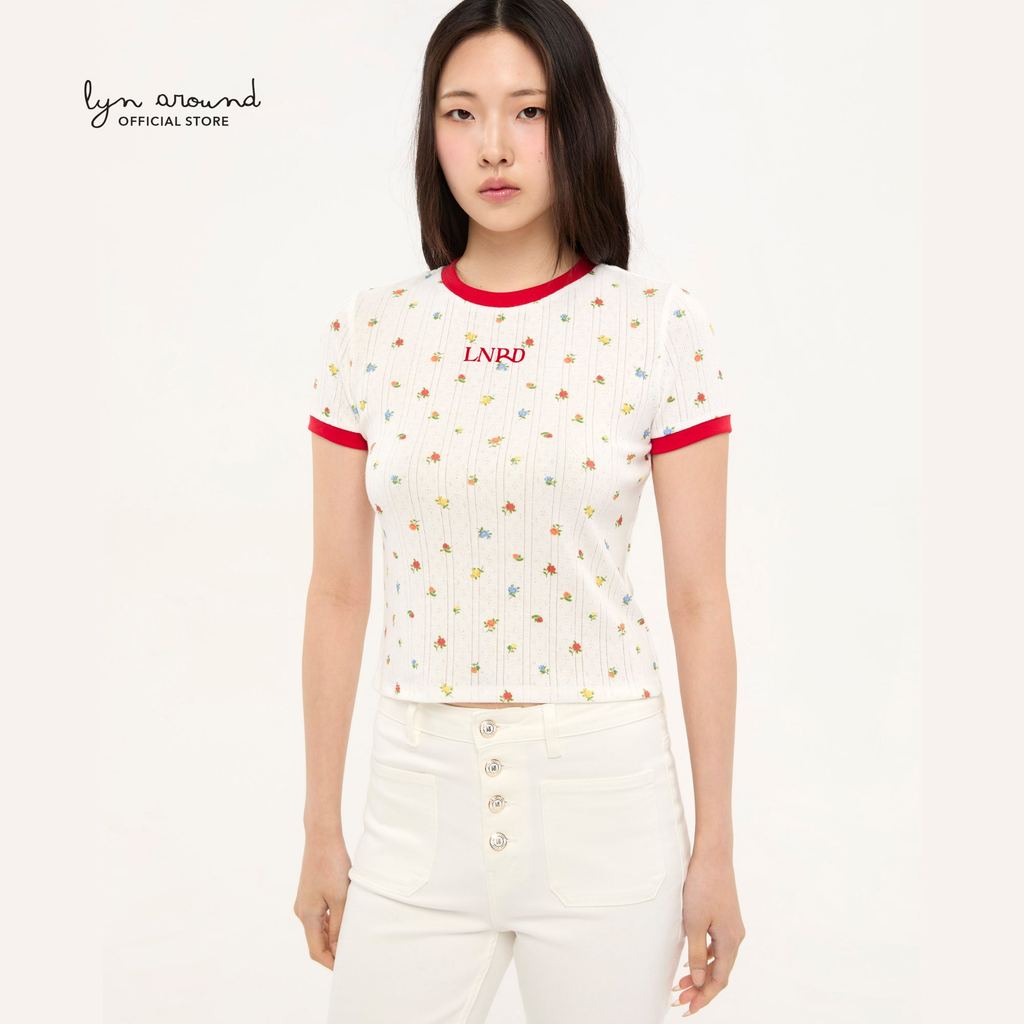 Lyn around - เสื้อยืดแขนสั้นปักโลโก้แต่งลายดอกไม้ คอลเลกชัน LNRD Signature (A26FGWA188)
