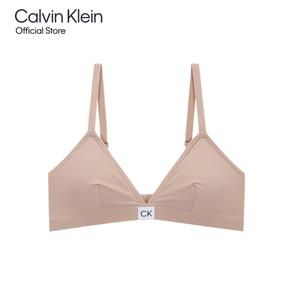 CALVIN KLEIN เสื้อชั้นในผู้หญิงแบบตะขอหลัง Micro Rib ทรง Triangle Bralette รุ่น QP3358O 7NS - สีเบจ