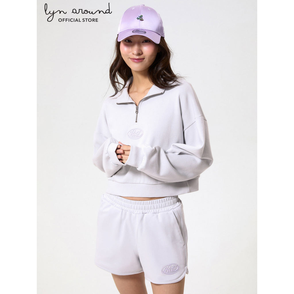 Lyn around - เสื้อพูลโอเวอร์แขนยาวปักโลโก้ คอลเลกชัน LA x New Era (A26CGWA203)