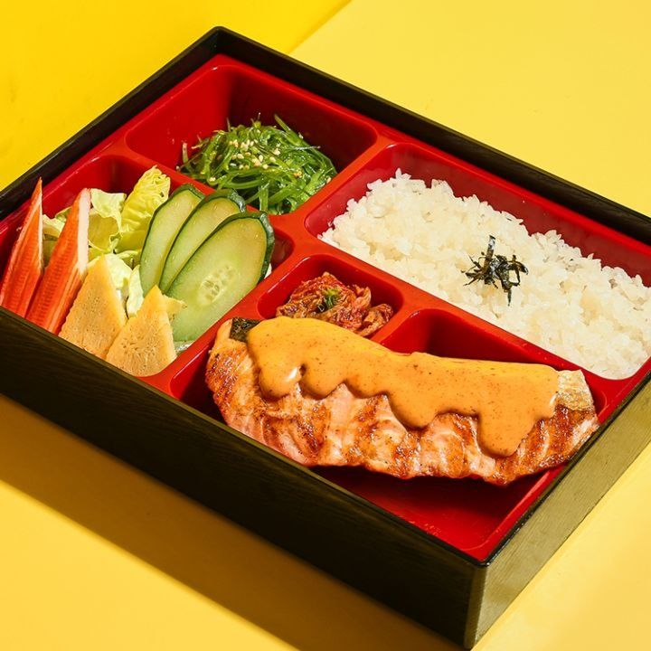 Kiiro Sushi [เฉพาะ ShopeeFood][ลดพิเศษ 63%] เบนโตะ แซลมอนย่าง สไปซี่ (ลดจาก 319.-) [ขาย 1 ก.ค. 68 - 