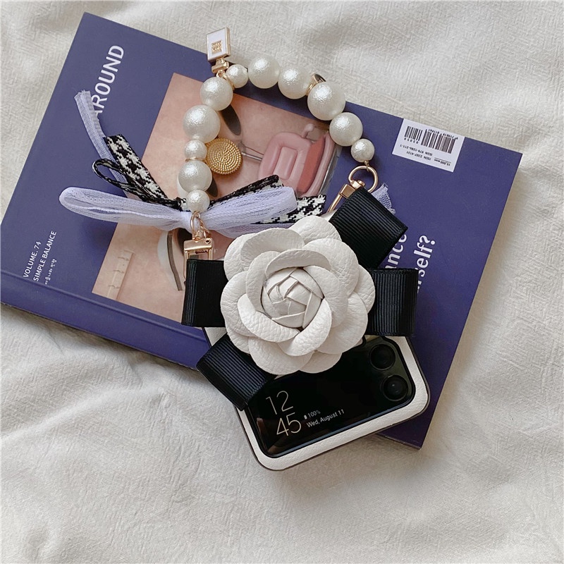 Samsung Galaxy Z Flip 4G 6 5 4 3 Flip6 Flip5 5G แฟชั่นหรูหรา PU Camellia ดอกไม้แบบพกพาสร้อยข้อมือมุกหรูหราโซ่มือหนังสีขาวเคสโทรศัพท์