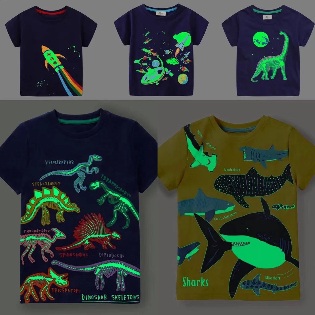 Noctilucent ใหม่ เสื้อยืดคอกลม แขนสั้น ลายไดโนเสาร์ เรืองแสง แฟชั่นฤดูร้อน สําหรับเด็กผู้ชาย qqz@jumping