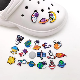 ขายดี รองเท้าแตะ croc Pin Jibz ลายการ์ตูนนักบินอวกาศ DIY สําหรับเด็ก