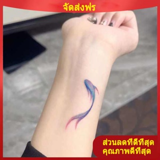 tattoo กันน้ํา 15 วัน สติกเกอร์รอยสักกันน้ำสำหรับผู้ชายและผู้หญิงติดทนนานจำลองรอยสักเซ็กซี่กระดูกไหปลาร้าสีฟ้าปลาคราฟสติกเกอร์ปลาตัวเล็กสไตล์ ins