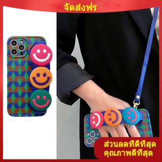 เคสไอโฟน11 เคสโทรศัพท์มือถือลายสี่เหลี่ยมขนมเปียกปูนสีตัดกันแบบวินเทจสำหรับ iphone14 promax เคสป้องกันสำหรับไอโฟน13เคสป้องกัน12สายคล้องสามารถสะพายได้14สายคล้องคอ xsmax สายรัดข้อมือยิ้มน่ารัก xr นุ่ม7p หญิง8plus