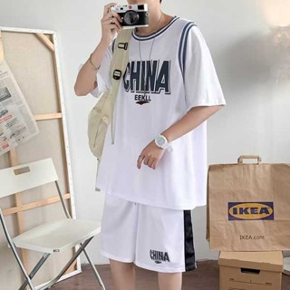 แฟชั่นสําหรับผู้ชาย เสื้อ+กางเกงขาสั้น ไซส์ใหญ่พิเศษ ทรงหลวม พลัสไซซ์ ชุดเซต 2 ชิ้น ชุดบาสเก็ตบอลตาข่ายแห้งเร็วขนาดใหญ่, เสื้อยืดแขนสั้นชายและหญิง, เสื้อกีฬา, เสื้อคู่หลวมสองตัวปลอม, อินเทรนด์