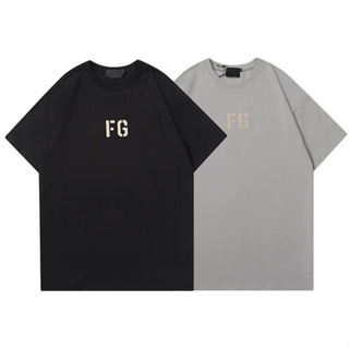 พร้อมส่ง เสื้อยืดแขนสั้น คอกลม พิมพ์ลายตัวอักษร FG FOG FEAR OF GOD ESSENTIALS FG สําหรับผู้ชาย