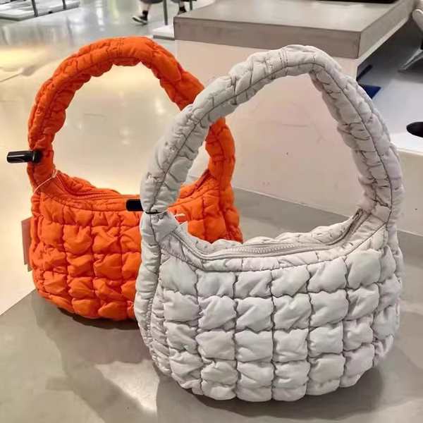 COS Bag Quilted One-Shoulder Mini Cloud Bag สีขาว 2023 Summer Underarm Bag กระเป๋าโท้ตจีบ