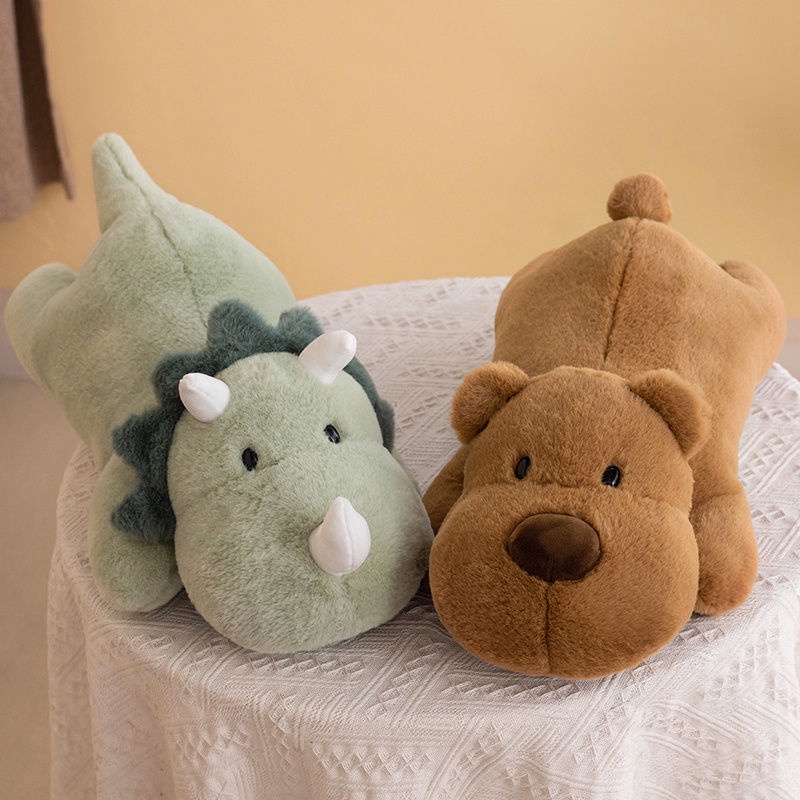 ของเล่นตุ๊กตา ตำแหน่งนอนขี้เกียจ หมอนไดโนเสาร์ สุนัข หมีสีน้ำตาล ตุ๊กตานอนหลับอยู่บนเตียง ตุ๊กตานุ่มนิ่มสุดน่ารัก ของเล่น ของเล่นตุ๊กตา ตุ๊กตาสัตว์ ตุ๊กตาตัวใหญ่ ของขวัญวันเกิด