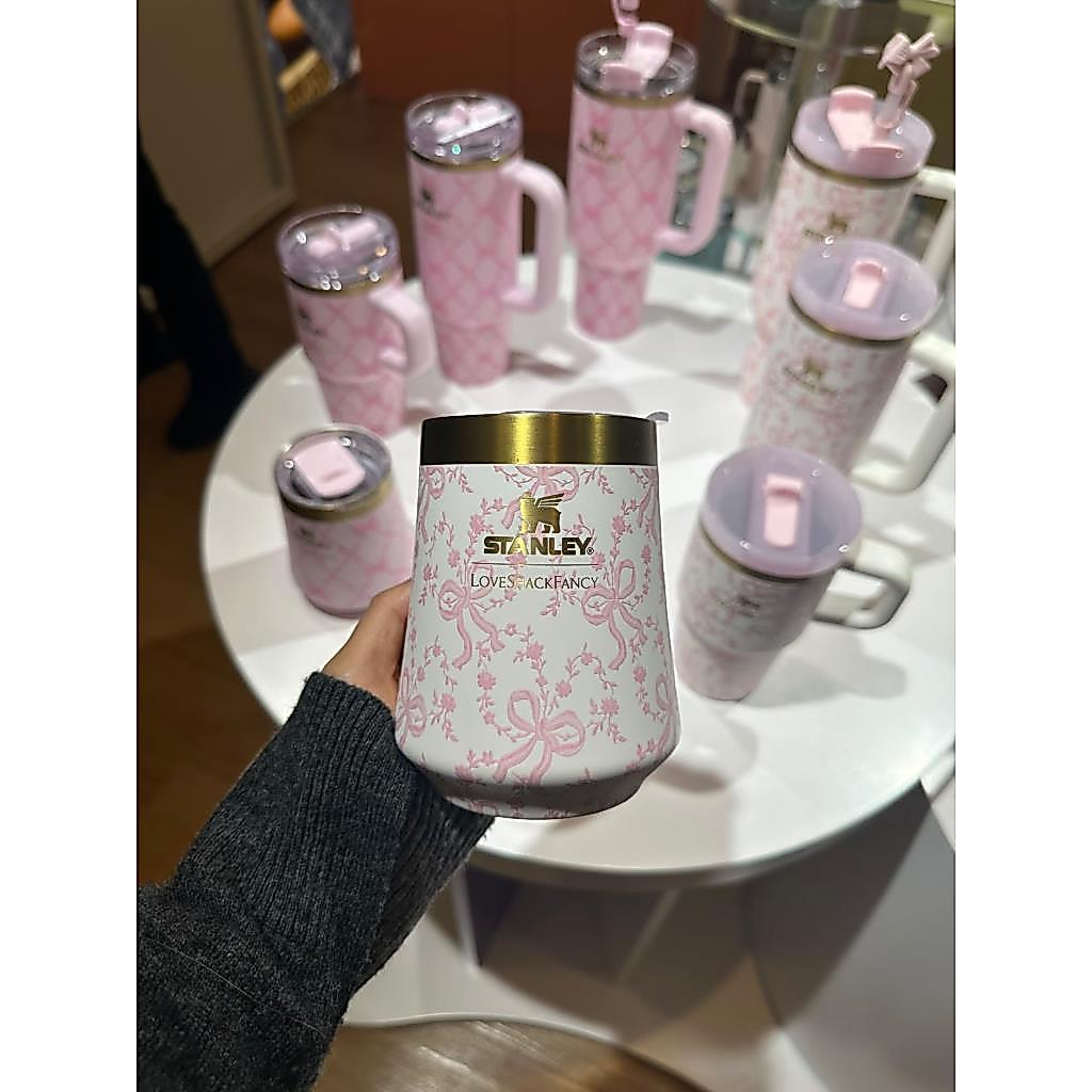 Stanley stanley LoveShackFancy Co-Branded Thermos Cup Cooler Cup พื้นหลังสีขาวดอกไม้สีชมพู 11oz355ml
