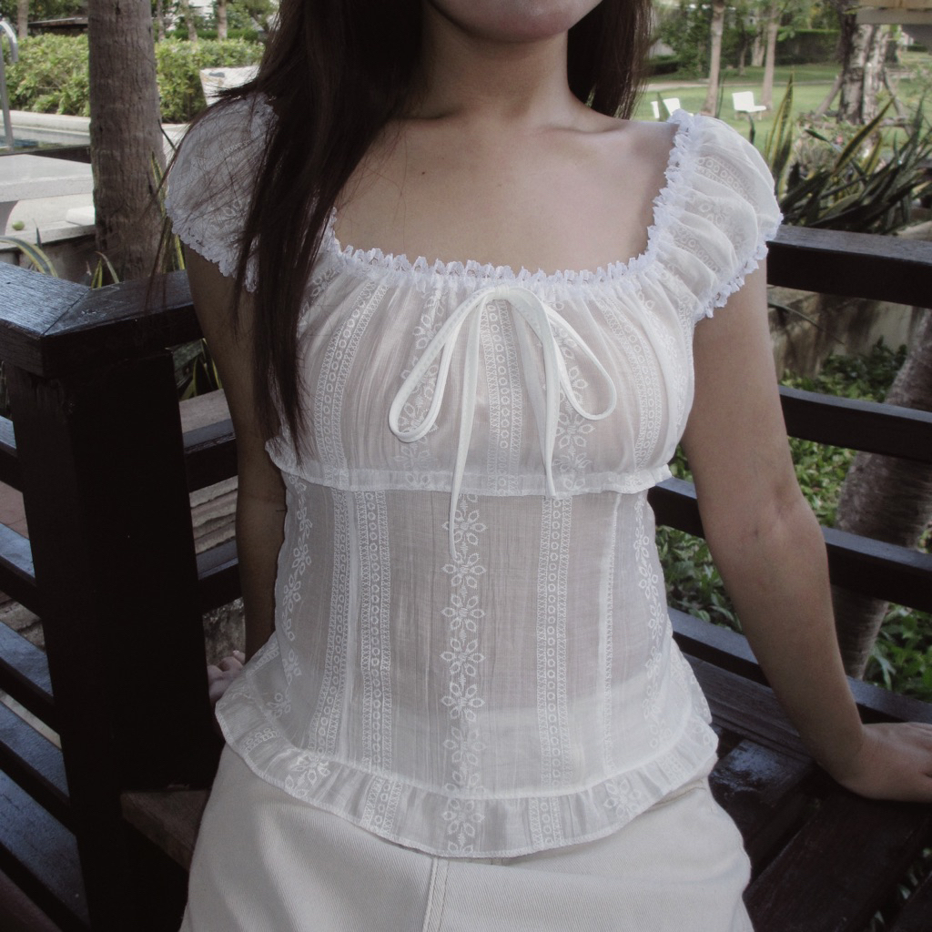 Monie studio | Daisy Lace Collection เสื้อแฟชั่นผู้หญิง ผ้าปักดอกลูกไม้ ผูกโบว์หน้า สไตล์ลูกคุณหนู ดีไซน์แขนสั้น