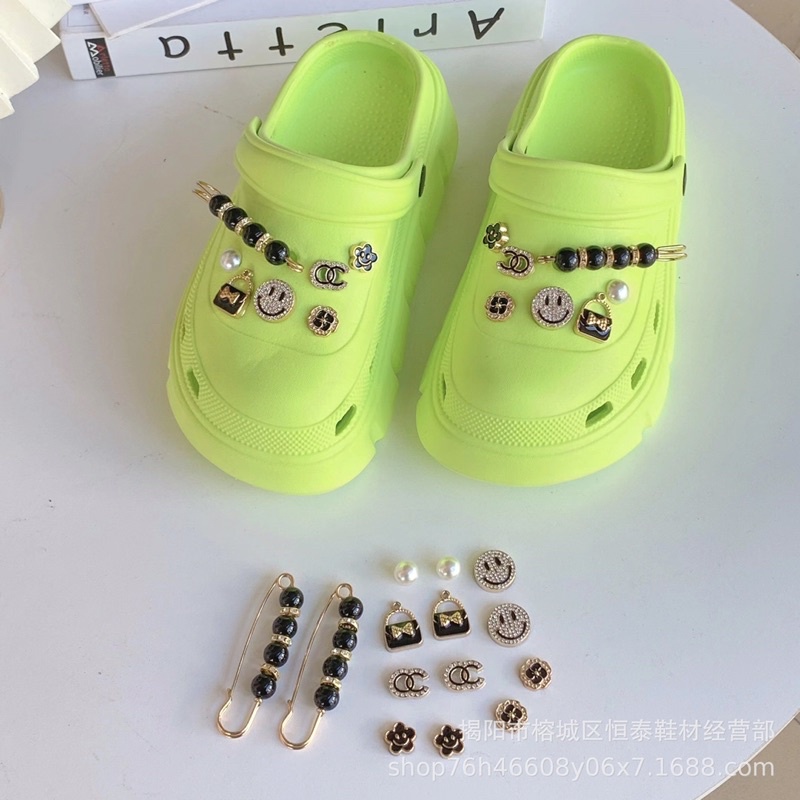 อุปกรณ์ตกแต่งรองเท้า Croc Jibit รองเท้าแตะจระเข้ อุปกรณ์เสริมรองเท้า Black Pearl Smiley Face