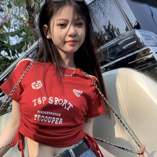 เสื้อยืดแขนสั้นพิมพ์ลายตัวอักษรหญิง 2023 ใหม่สาวร้อนเอวสูงเซ็กซี่สั้นด้านบนสั้นสีแดง